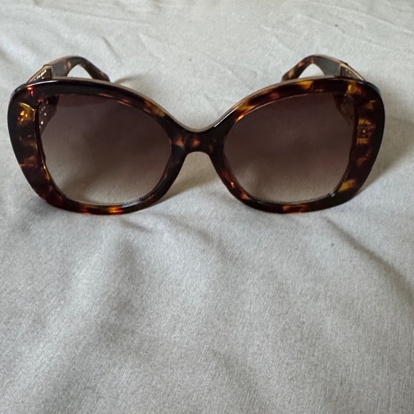 Accessories - Elegant Tortoise Shell Sunglasses